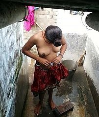 Indische Frau fro der Dusche