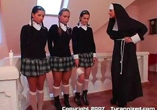 Три школьницы и Nun