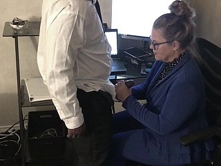 Dresser d'âge mûr Slut Cheats avec un employé noir au drudgery