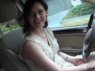 Good-looking brunette masturbeert not far from de auto tijdens het rijden