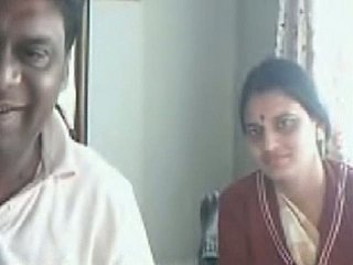 Clumsy Indian geil en lelijke ungentlemanly toont haar hangende tieten op webcam