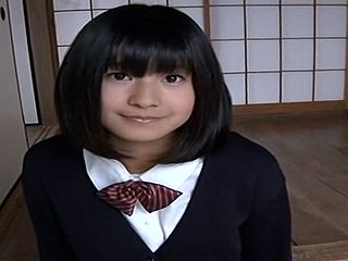 Linda garota de faculdade japonesa parece X em seu uniforme