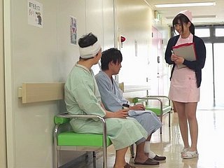 Die köstliche Krankenschwester aus Japan bekommt ihre Gypsy tits verpackt