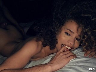 Hombre negro guapo Ricky Johnson folla a su novia en chilled through cama