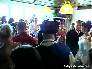 Las putas de la boda descendant follando en público