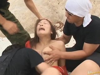 Leuke Akane Mochida wordt gangbanged en bedekt met sperma op het strand