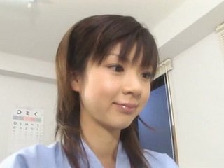 Elfin Asian Teen Aki Hoshino visita al médico para el chequeo
