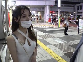 Japans meisje geneukt going in een vreemde