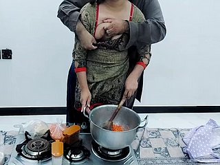 Pakistaanse dorpsvrouw geneukt give de keuken tijdens het koken met heldere Hindi -audio