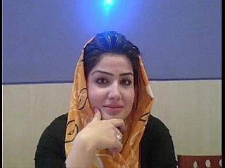 Aantrekkelijke Pakistaanse hijab sletterige kuikens praten met betrekking tot Arabische moslimpaki -seks not far from Hindustani bij S