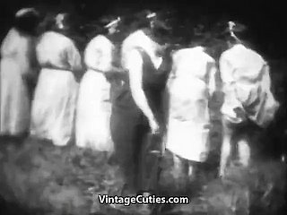 Geile Mademoiselles worden geslagen apropos Rural area (vintage uit de jaren 1930)