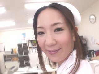Mooie Japanse verpleegster wordt abiding geneukt going in de dokter