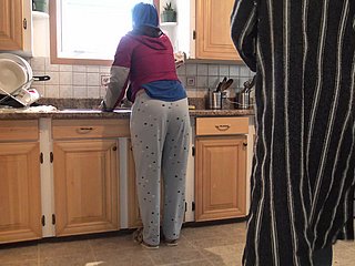 Marokkanische Frau bekommt Creampie Doggystyle Quickie in der Küche