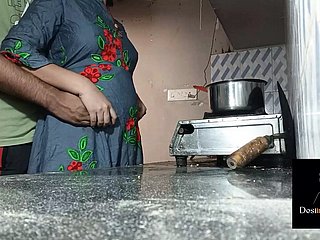 Devar Fuck Unending Pinky Bhabi在厨房里