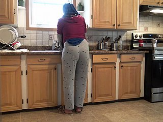 Syrische Frau lässt den 18 -jährigen deutschen Stiefsohn sie down der Küche ficken