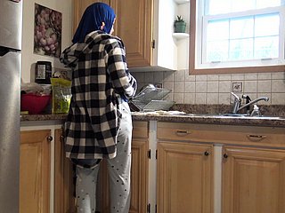 Syrische huisvrouw wordt going nearby de Duitse echtgenoot nearby de keuken crème