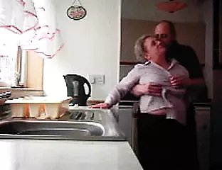 Abuela y abuelo follando en the sniffles cocina