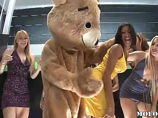 Dancing Bear Fucks Latina Kayla Carrera trong Bachelorette Combo unite nóng