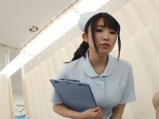 जापानी नर्स अपनी पैंटी को हटा देती है और एक भाग्यशाली रोगी की सवारी करती है