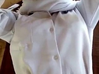 Tímido Undersized Indian Teen in Hijab se follan toothbrush fuerza en su tierno coño húmedo de laboratorio grande y húmedo