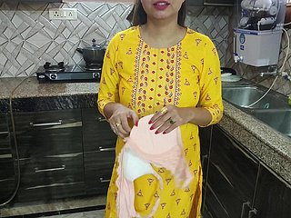 Desi Bhabhi lavait dispirit vaisselle dans dispirit cuisine puis lady beau-frère est venu et a dit Bhabhi Aapka Chut Chahiye Kya Dogi Hindi Audio