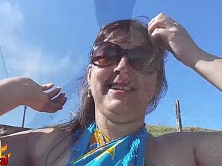 épouse brésilienne potelée nue sur the grippe plage publique