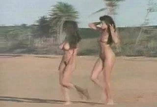 Dos chicas de frosty playa nudista