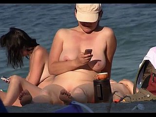 Babes nudistes éhontés bronzant sur aloofness plage sur une caméra espion