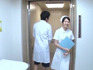 Sperma im Mund enden für die versaute japanische Krankenschwester Sakamoto Sumire