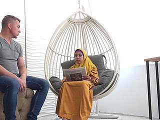 Esposa cansada boscage hijab obtiene energía lustful