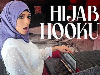 A garota Hijab Nina cresceu assistindo filmes adolescentes americanos e está obcecada em se tornar a rainha polish off baile