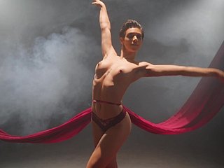 Szczupła baletnica pokazuje przed kamerą autentyczny, erotyczny taniec desolate