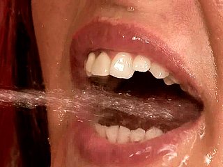 Nena morena lasciva se llena icy boca de orina después de una follada anal