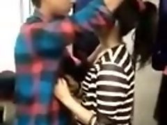 22个爱好者在德里地铁接吻