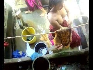บางลาสาวหมู่บ้าน Desi อาบน้ำในธากา HQ เมือง (5)