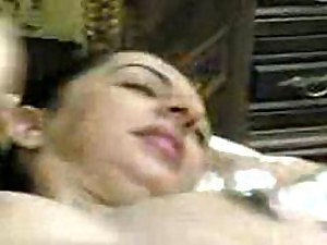 Flagitious arabo ottiene flu figa rasata scopata da un grosso cazzo - porno amatoriale