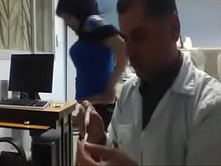 Dokter Arab dengan pasien