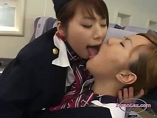 2 Aziatische Stewardessen Kissing Spitting zuigen tongen Patting in het vliegtuig